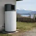 Chauffe-eau thermodynamique installé dans différents emplacements pour comparer les variations de rendement énergétique
