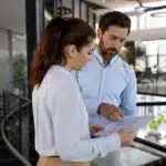 Deux collègues examinant des documents dans un bureau