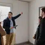 Agent immobilier présentant un appartement aux clients